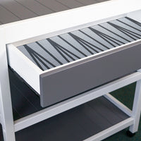 Passatoia Cucina Argento Vivo Blu all'interno di un cassetto moderno e elegante di un mobile da cucina.