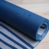 Passatoia Cucina Argento Vivo Blu arrotolata su una superficie lignea, mostrando il design elegante e moderno.