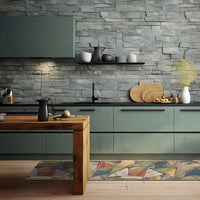 Passatoia Cucina Daily Incastro in una cucina moderna con pareti in pietra e piano di lavoro elegante.