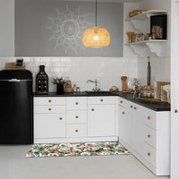 Passatoia Cucina Daily Morfeo in una cucina moderna con arredi bianchi e neri, decorata con colori vivaci e stile contemporaneo.