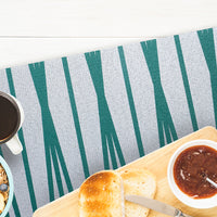 Passatoia Cucina Argento Vivo Blu con cibo e bevande su un tavolo elegante.