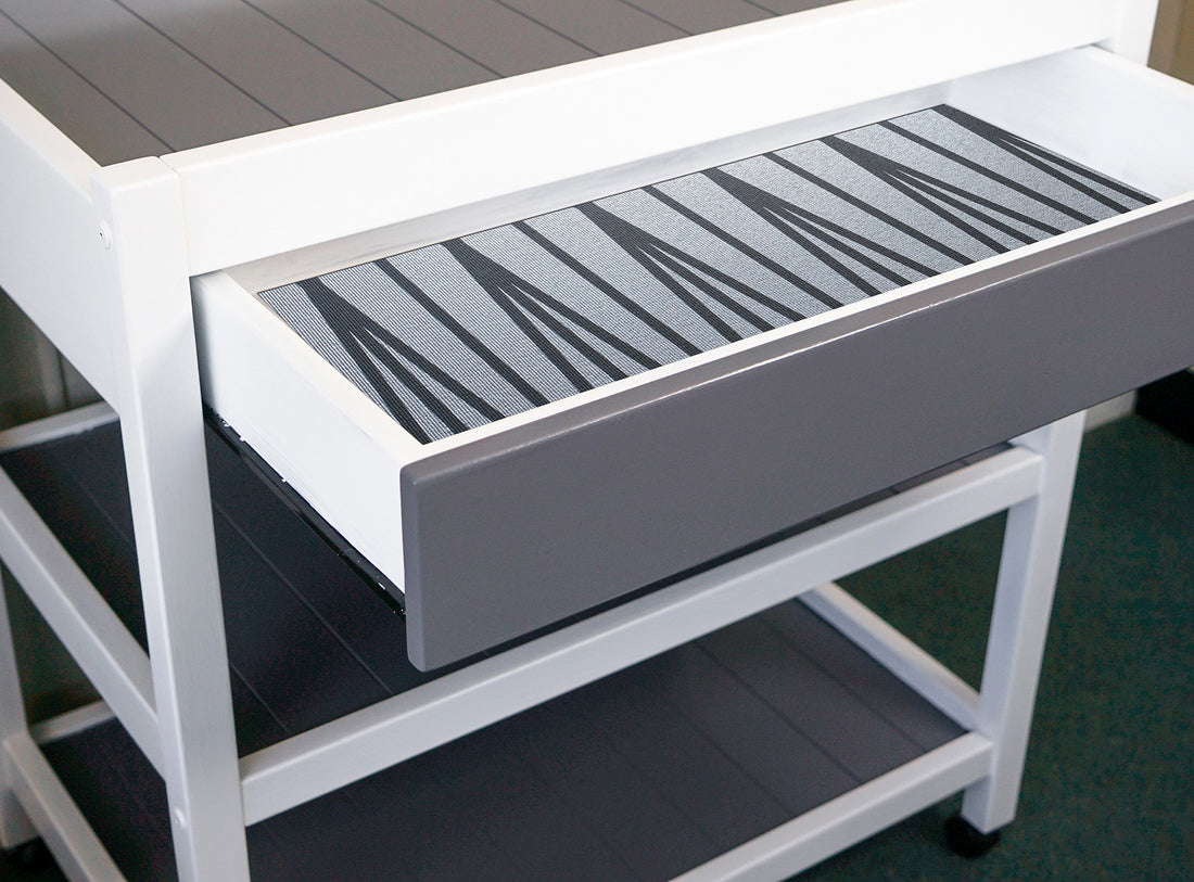 Passatoia Cucina Argento Vivo Blu all'interno di un cassetto moderno e elegante di un mobile da cucina.