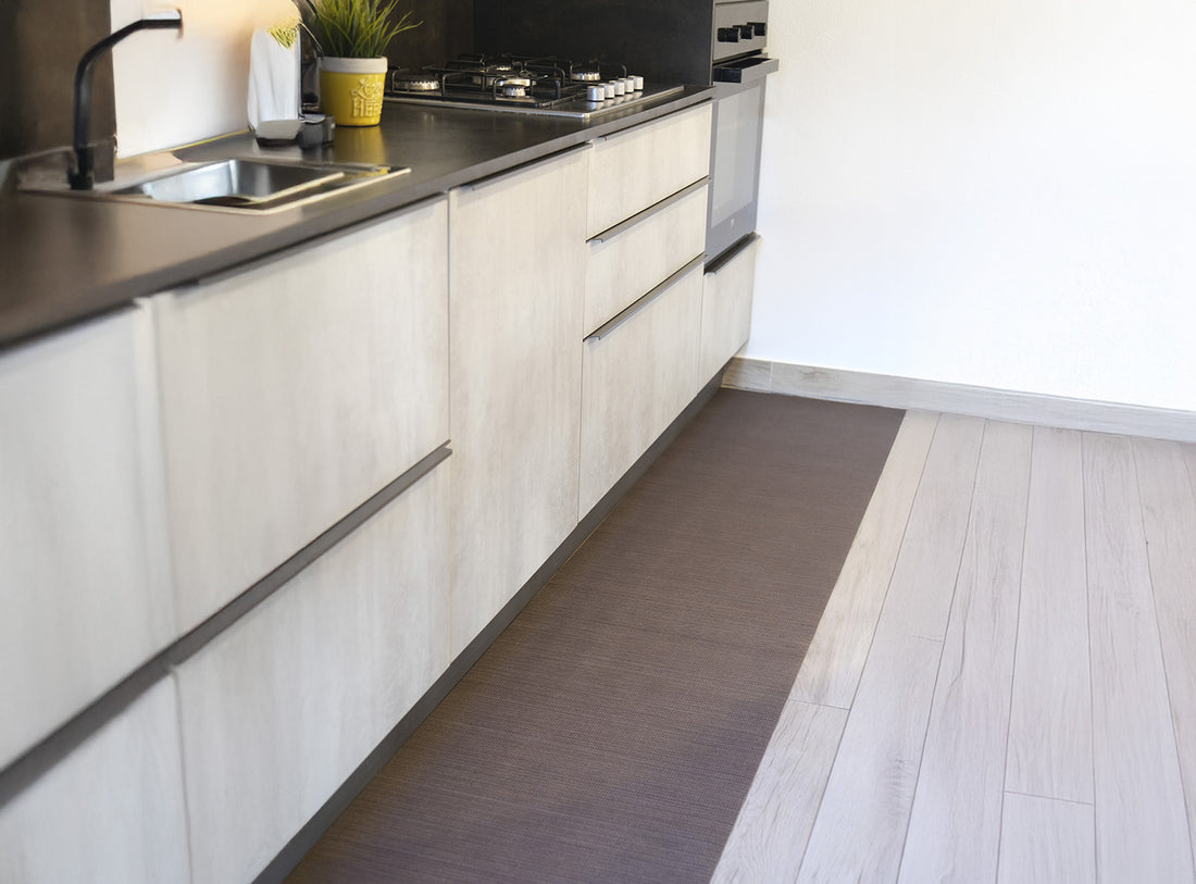 Passatoia Cucina Genia Beige posizionata in una cucina moderna con piano cottura e lavello.