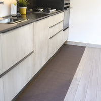 Passatoia Cucina Genia Beige posizionata in una cucina moderna con piano cottura e lavello.