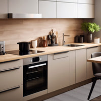 Cucina moderna con armadietti beige, piano in legno, forno e lavello, ambiente elegante e funzionale.