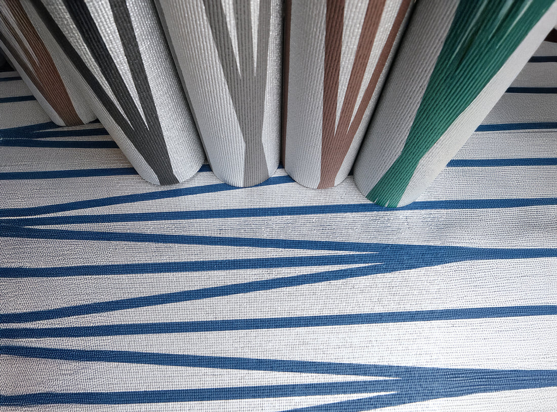 Passatoia Cucina Argento Vivo Blu con motivi geometrico in diverse tonalità su sfondo chiaro.