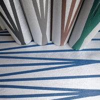 Passatoia Cucina Argento Vivo Blu con motivi geometrico in diverse tonalità su sfondo chiaro.