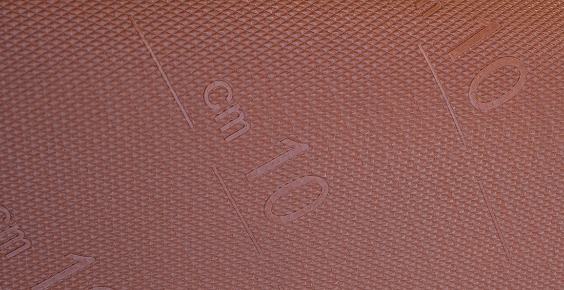 Dettaglio della superficie della Passatoia Cucina Genia Beige, realizzata in 100% poliestere con trattamento protettivo.