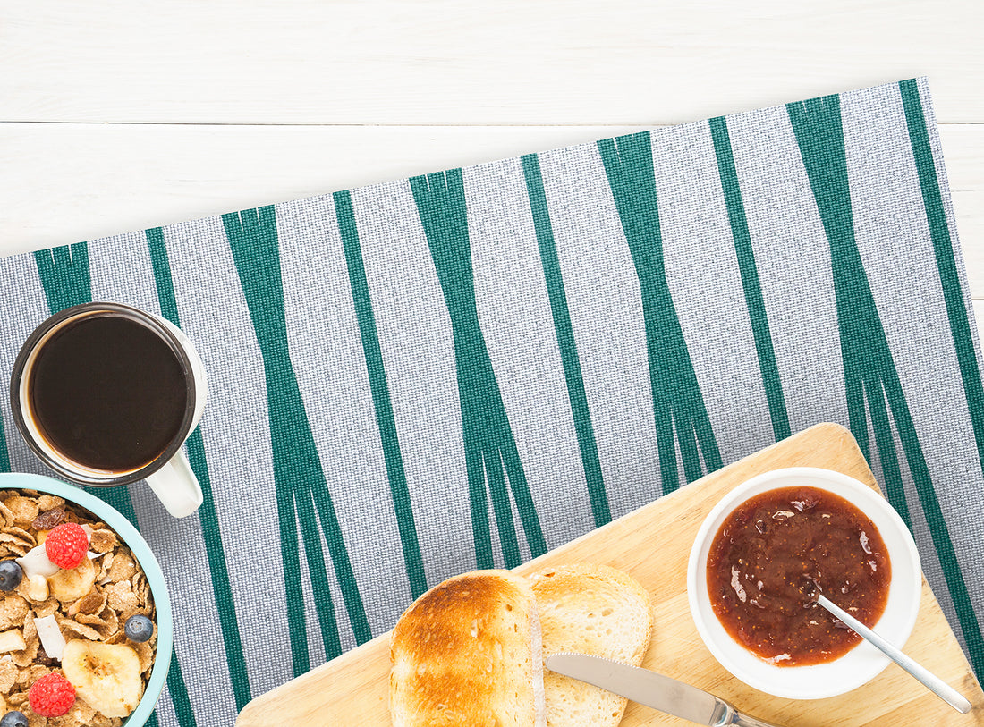 Passatoia Cucina Argento Vivo Blu con cibo e bevande su un tavolo elegante.